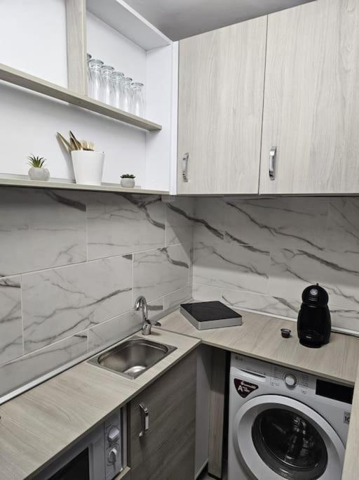Chic Galati Apartment: Urban Escape Exterior photo