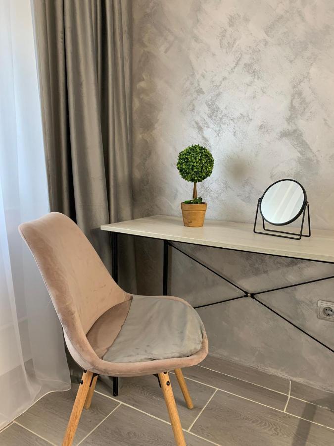 Chic Galati Apartment: Urban Escape Exterior photo